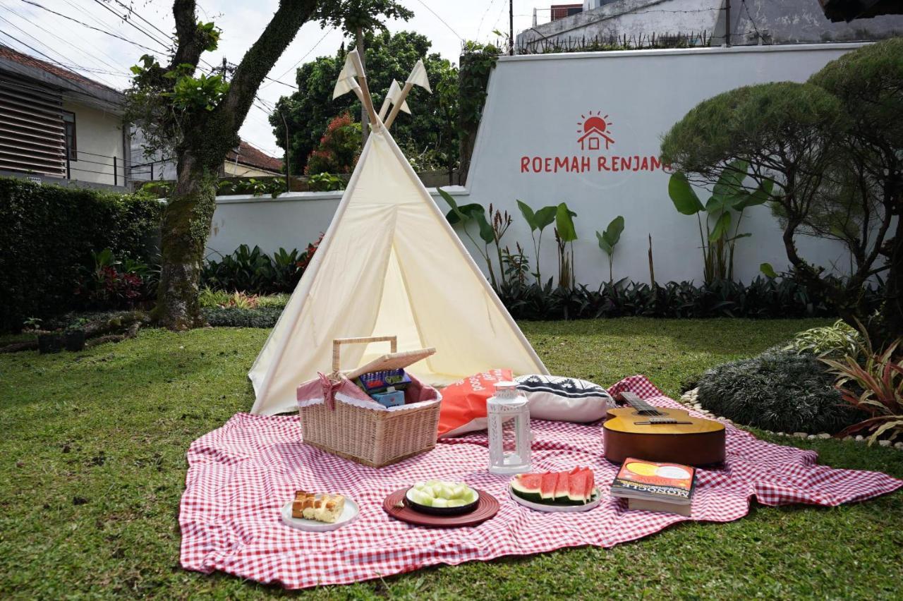 Roemah Renjana Bandung Bed & Breakfast Exterior foto