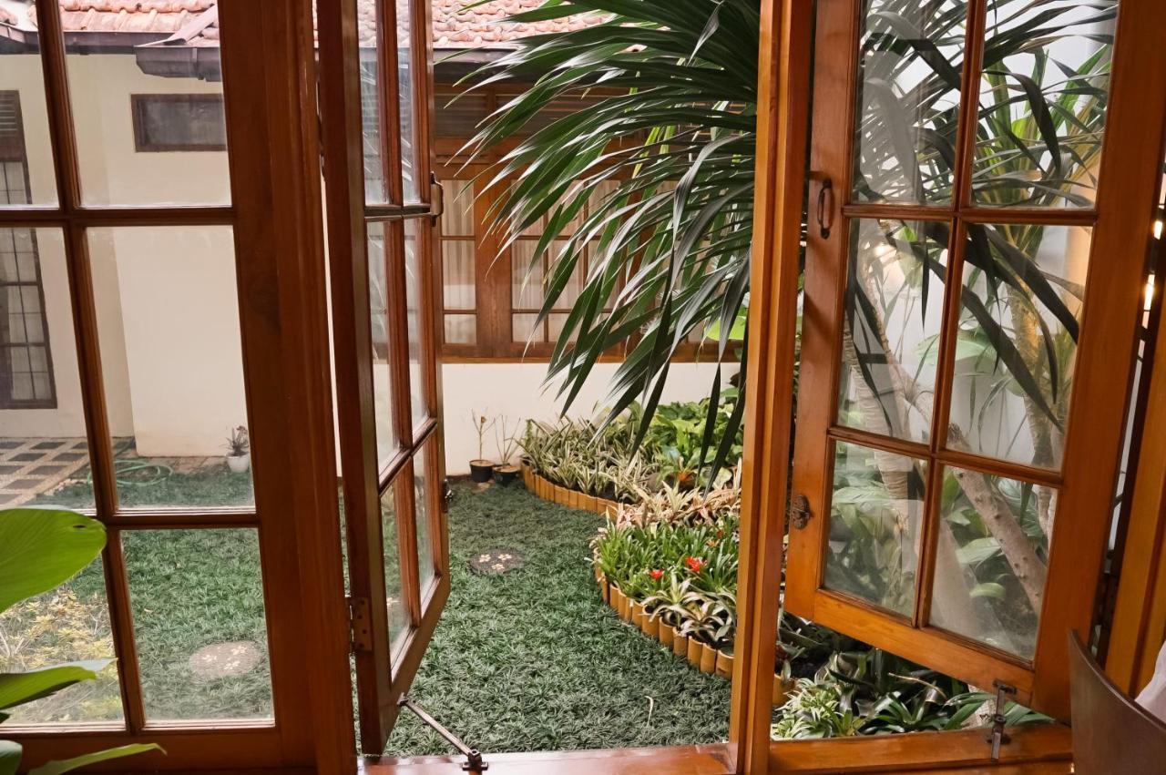 Roemah Renjana Bandung Bed & Breakfast Exterior foto
