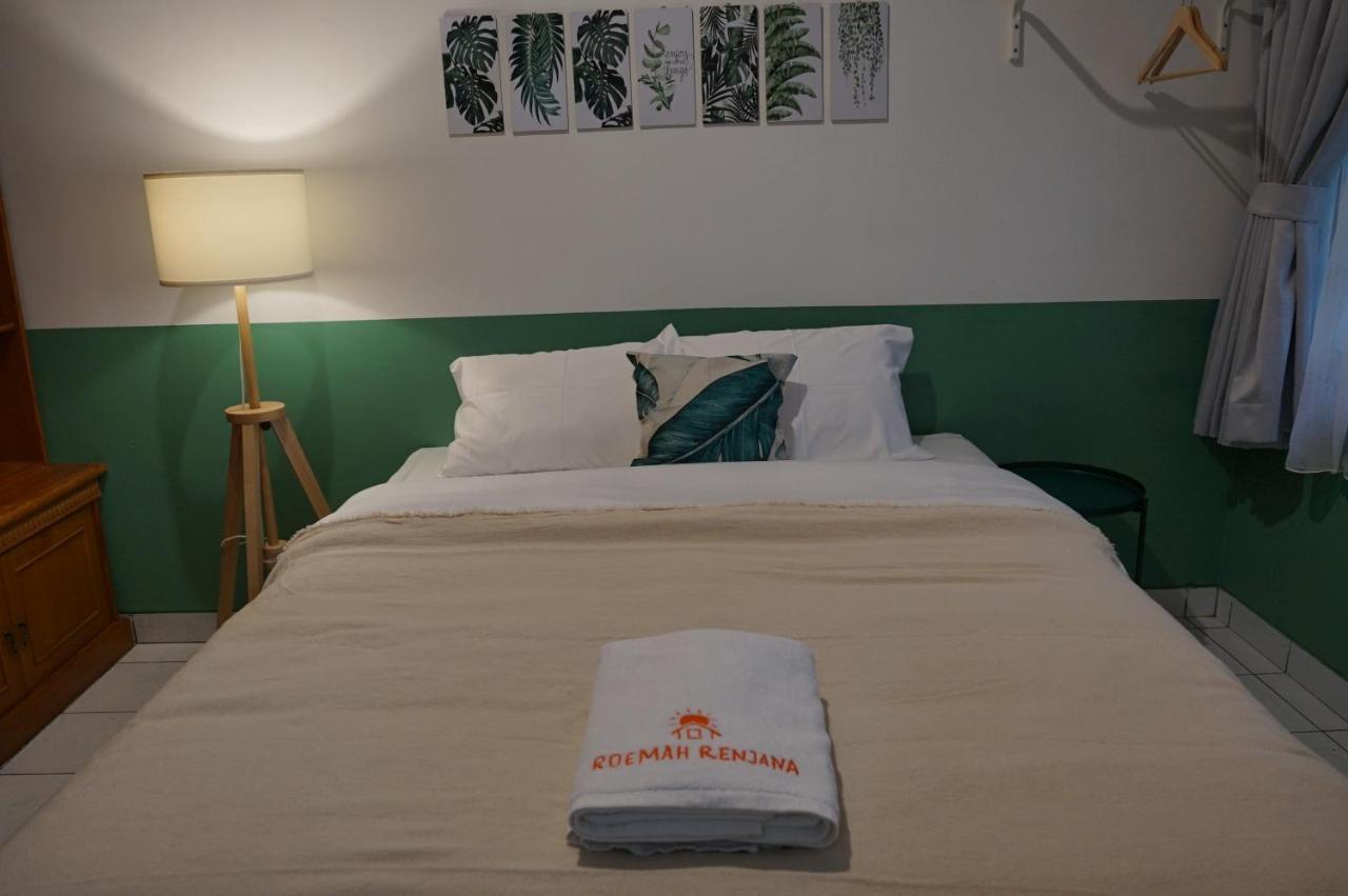 Roemah Renjana Bandung Bed & Breakfast Exterior foto