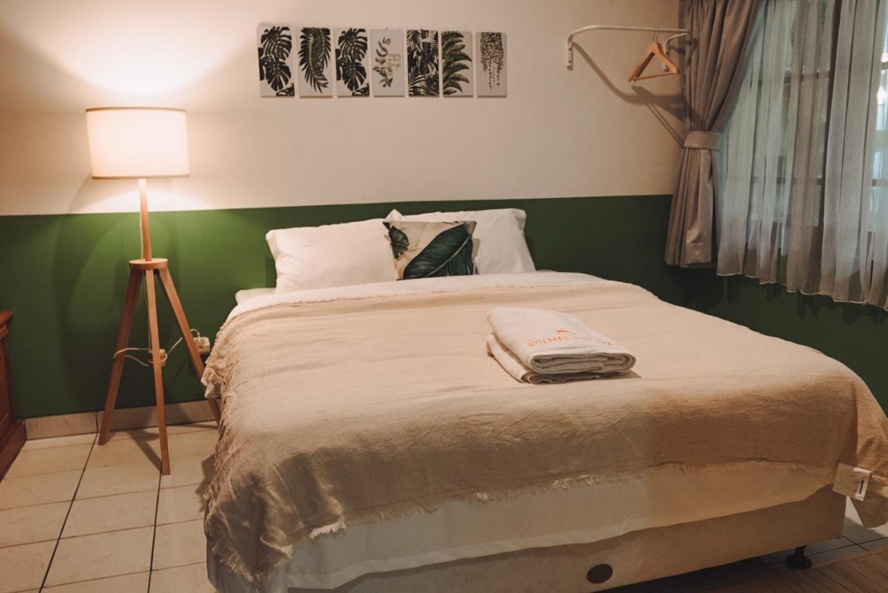 Roemah Renjana Bandung Bed & Breakfast Exterior foto