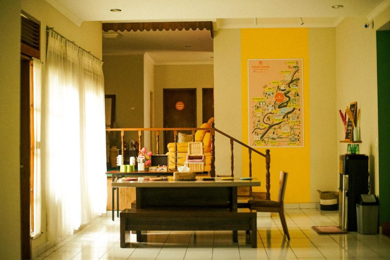 Roemah Renjana Bandung Bed & Breakfast Exterior foto