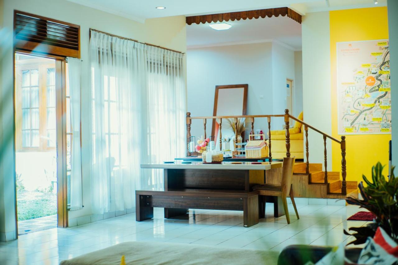 Roemah Renjana Bandung Bed & Breakfast Exterior foto