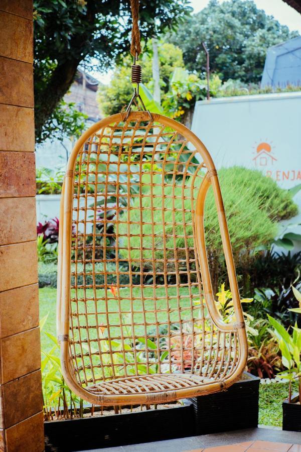 Roemah Renjana Bandung Bed & Breakfast Exterior foto