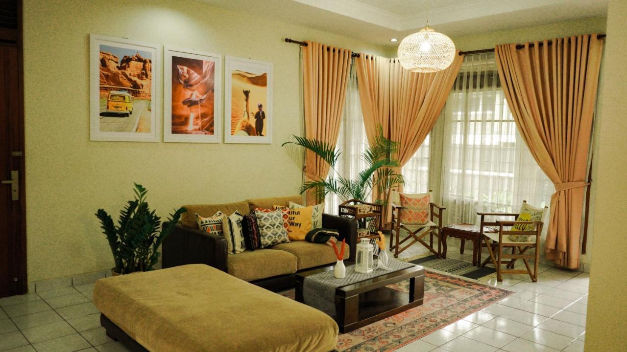 Roemah Renjana Bandung Bed & Breakfast Exterior foto