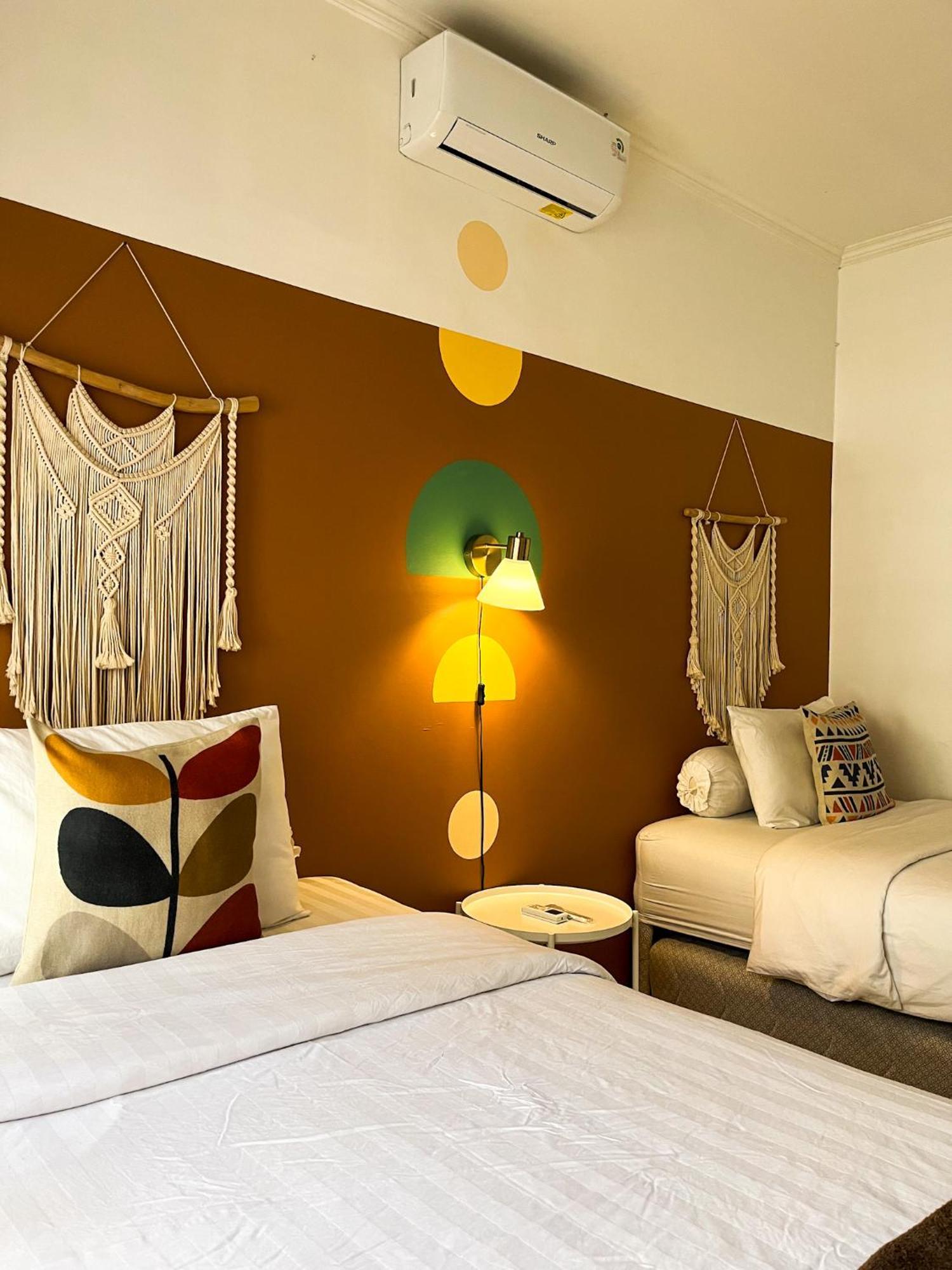 Roemah Renjana Bandung Bed & Breakfast Exterior foto