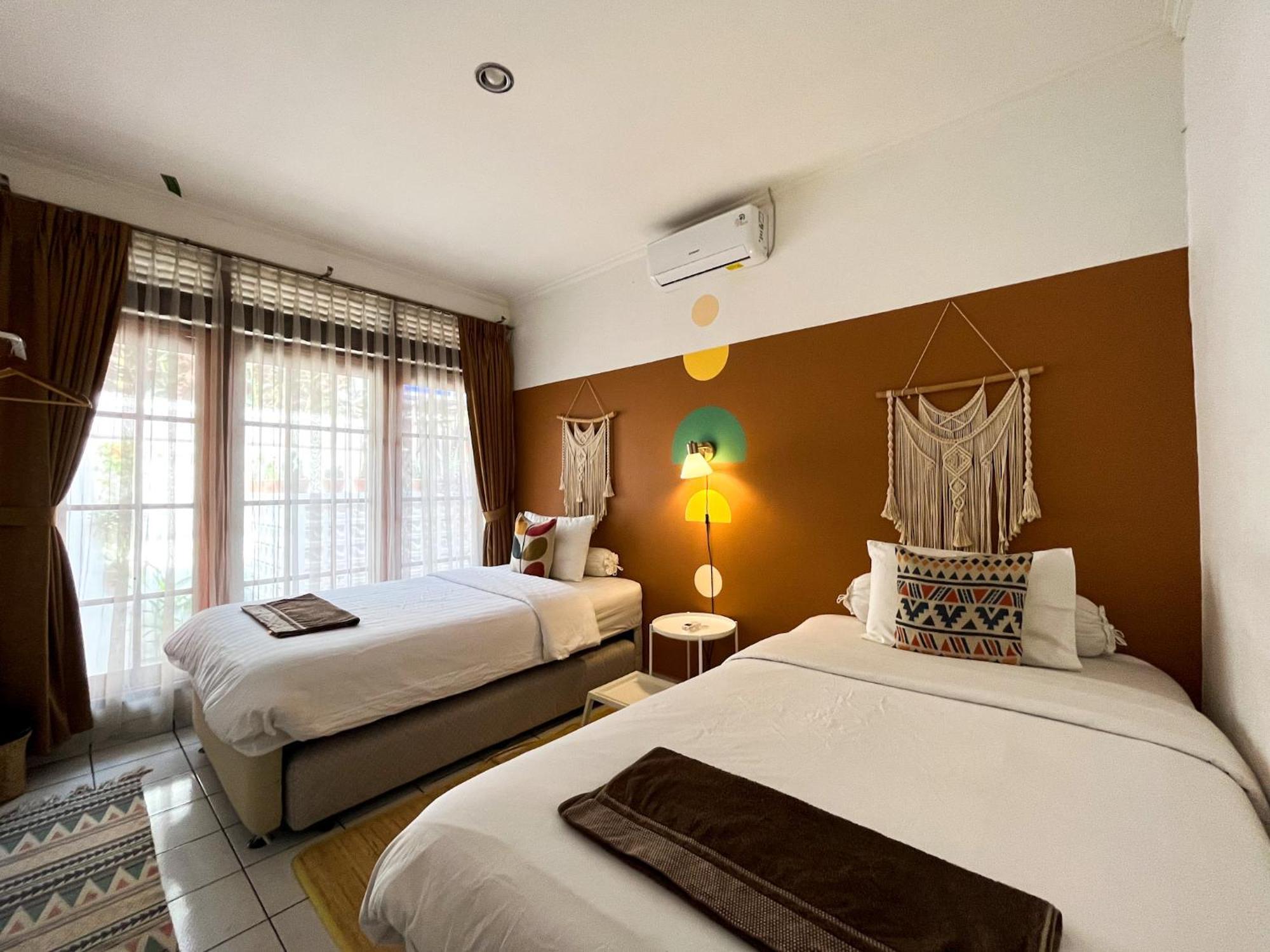 Roemah Renjana Bandung Bed & Breakfast Exterior foto