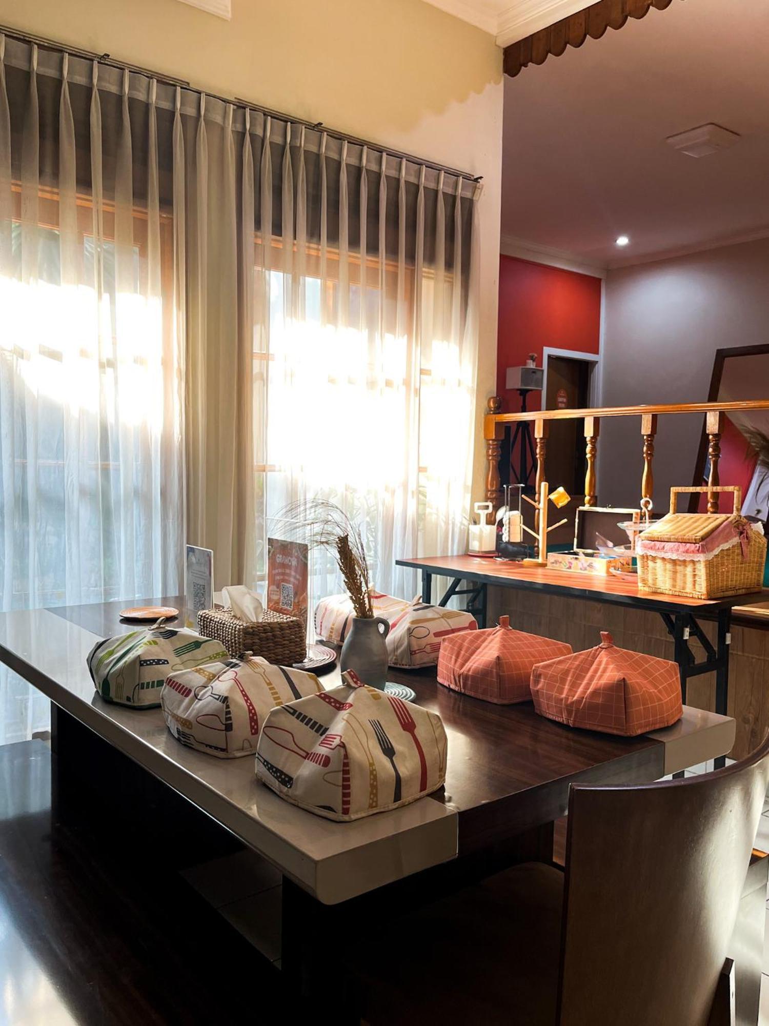 Roemah Renjana Bandung Bed & Breakfast Exterior foto