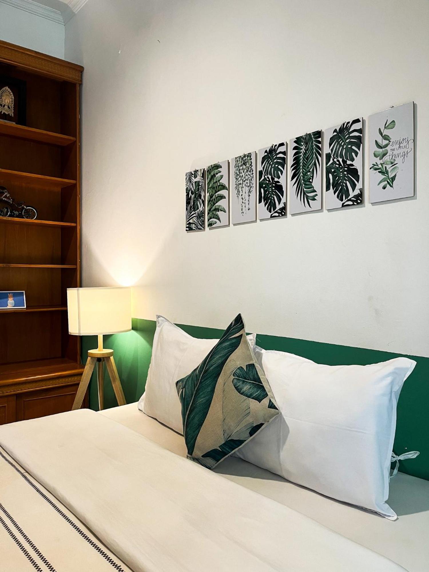 Roemah Renjana Bandung Bed & Breakfast Exterior foto
