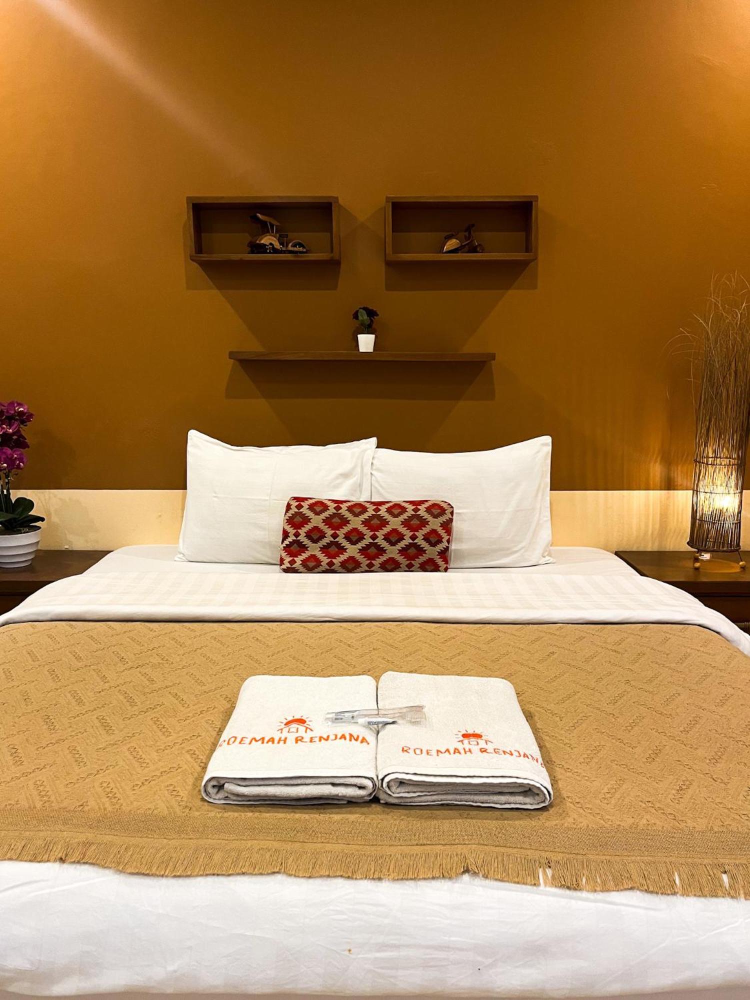 Roemah Renjana Bandung Bed & Breakfast Exterior foto