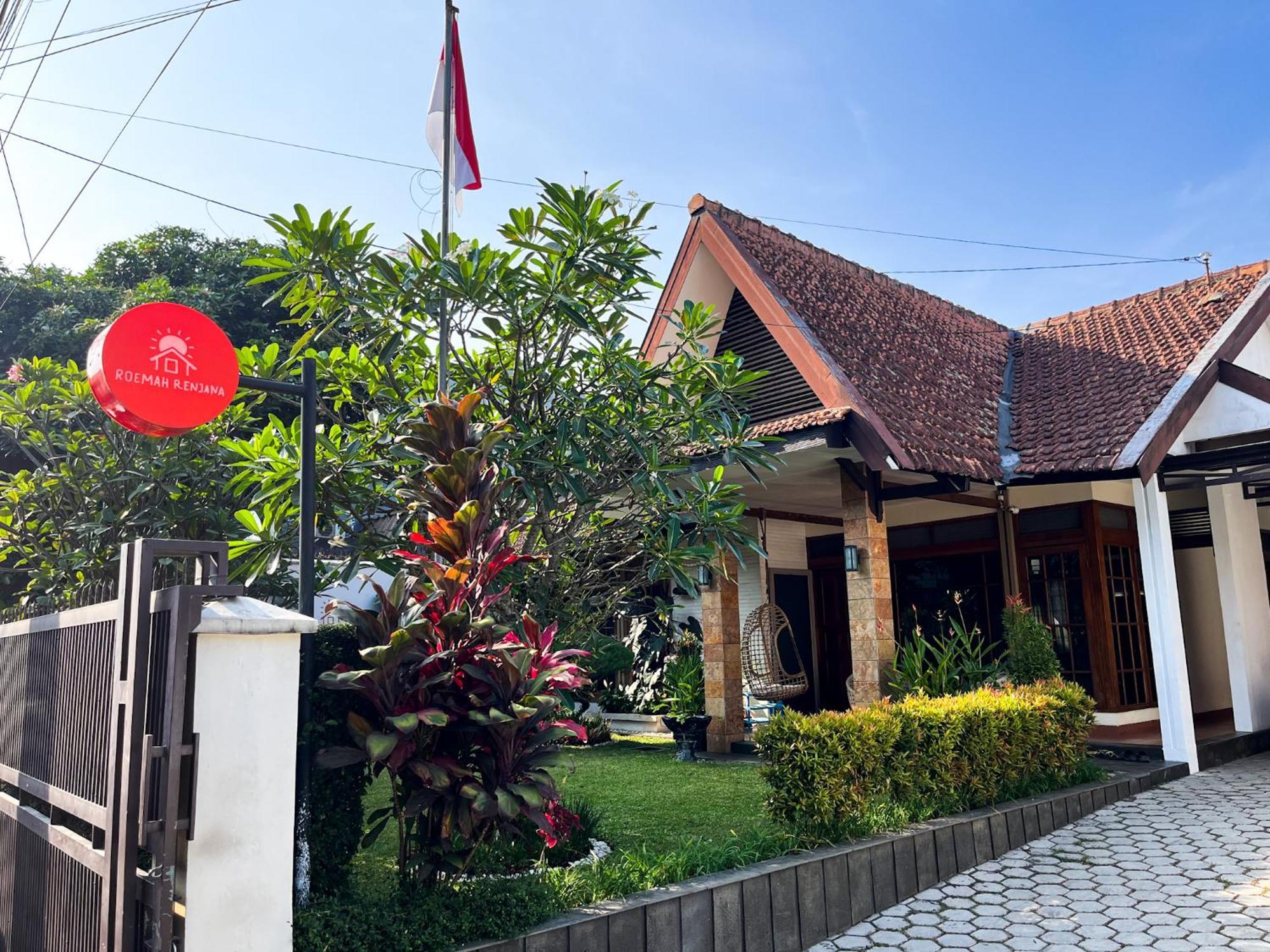 Roemah Renjana Bandung Bed & Breakfast Exterior foto